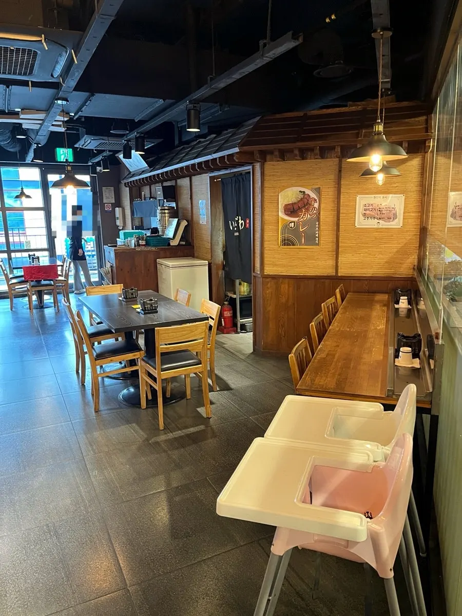 테이블이 많은 매장 내부 전경