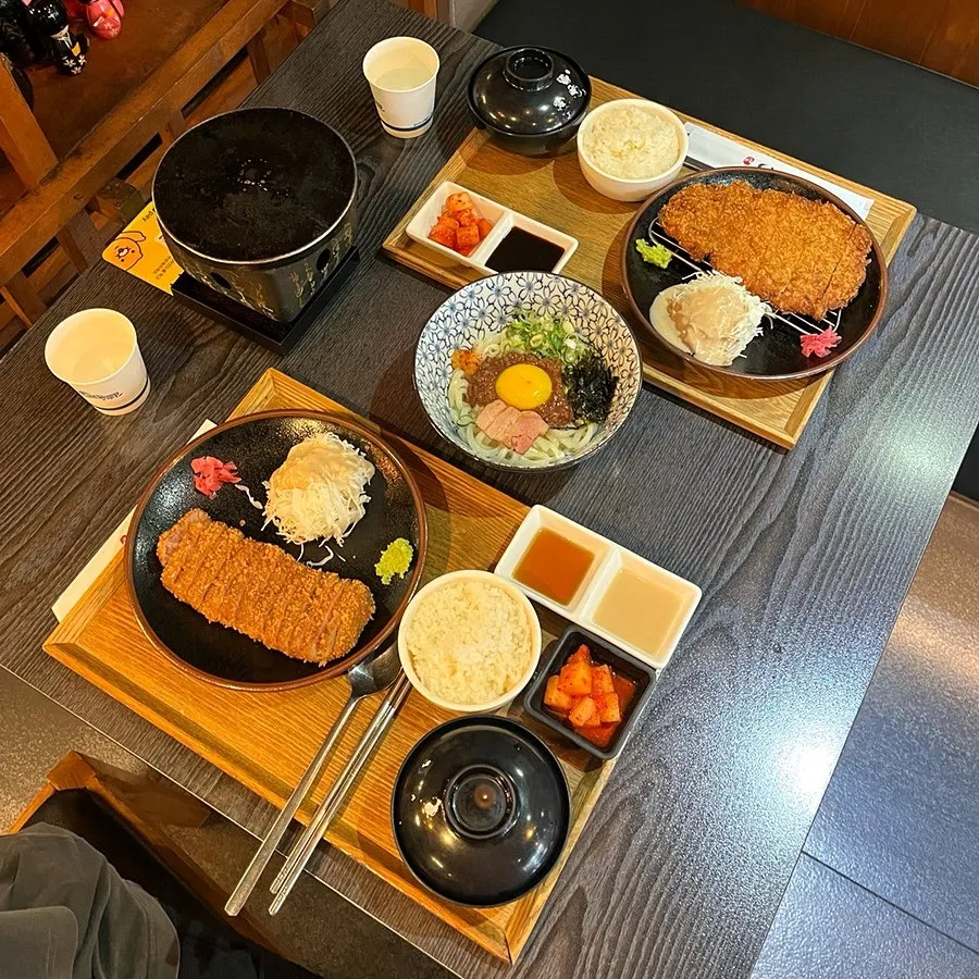 규카츠와 로스카츠, 마제소바 한 상 차림