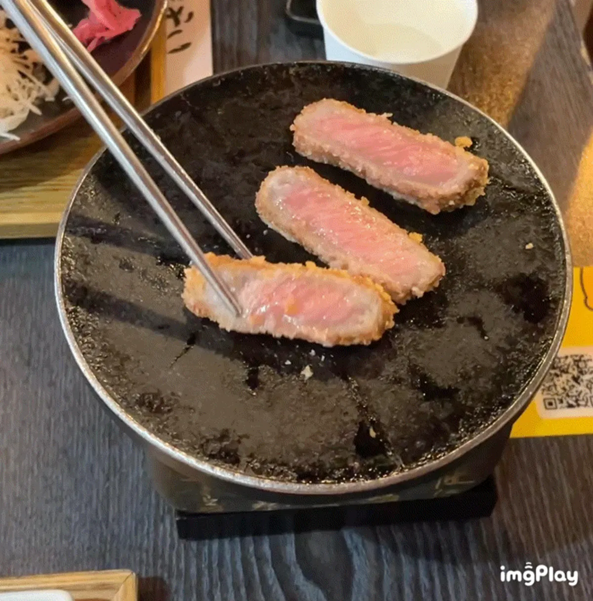 미니 화로에 구운 규카츠 한 조각