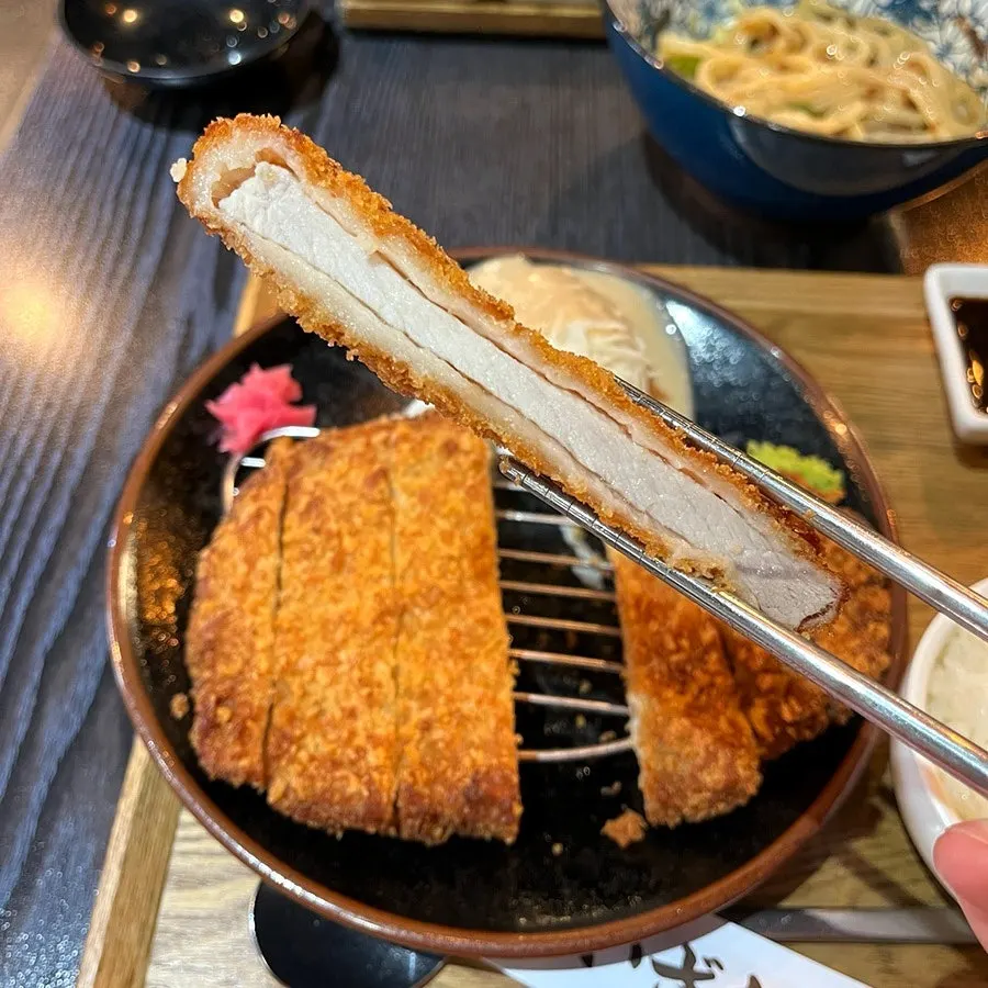 속살이 뽀얗게 익은 로스카츠