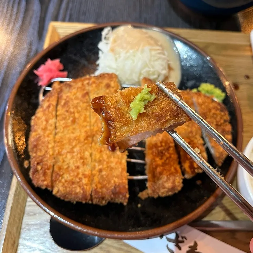와사비를 올린 로스카츠 한 점