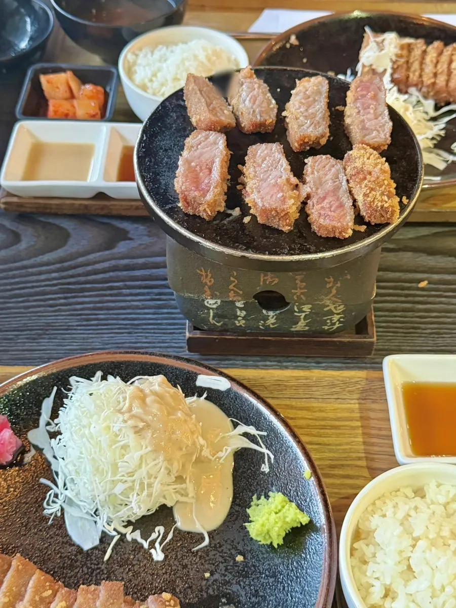 미니 화로에서 구워지는 규카츠
