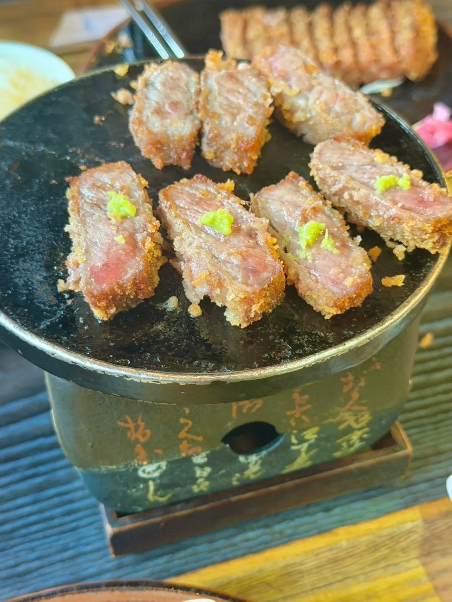 와사비를 올린 규카츠 한 조각