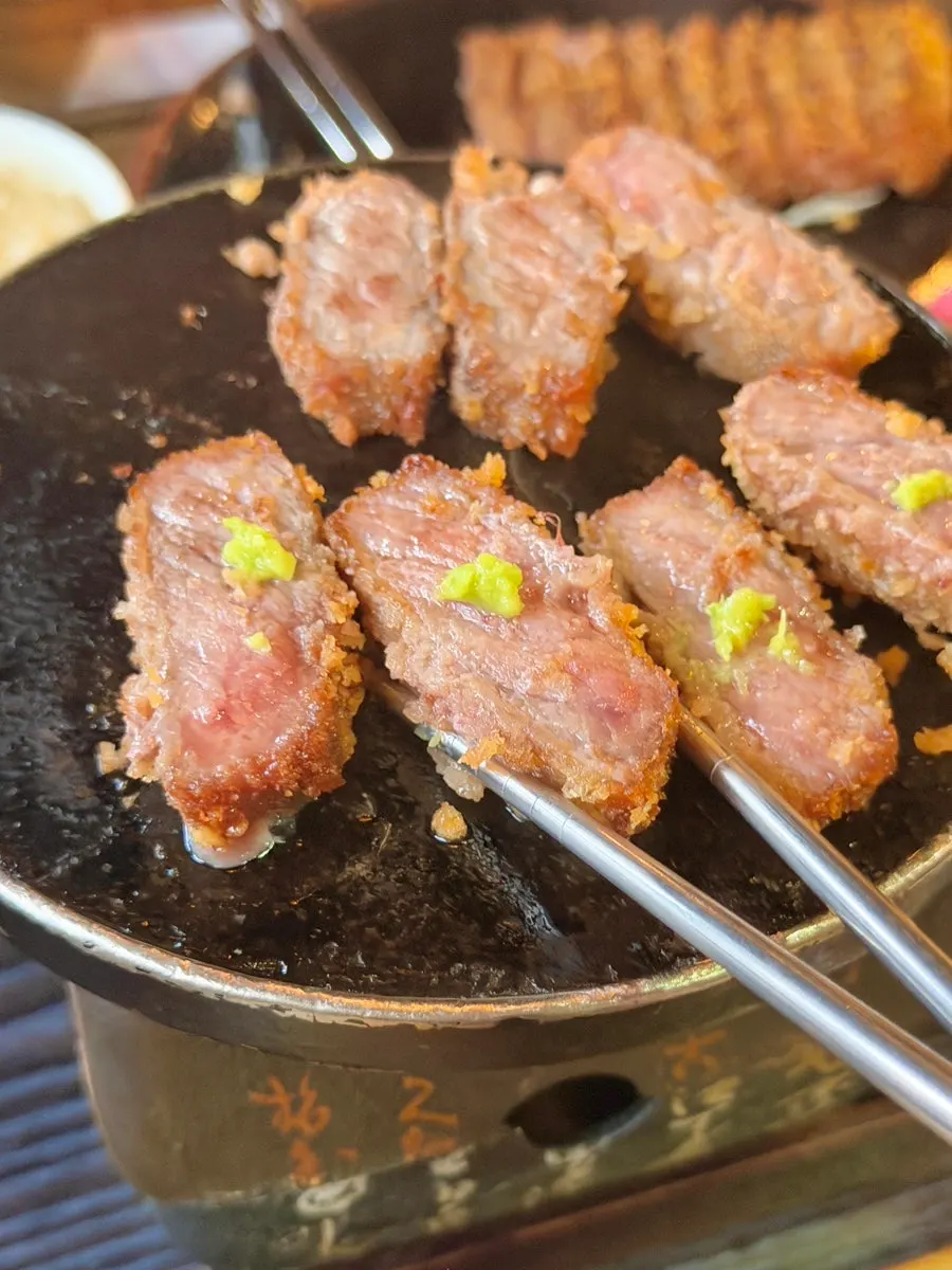 특제소스에 찍은 규카츠