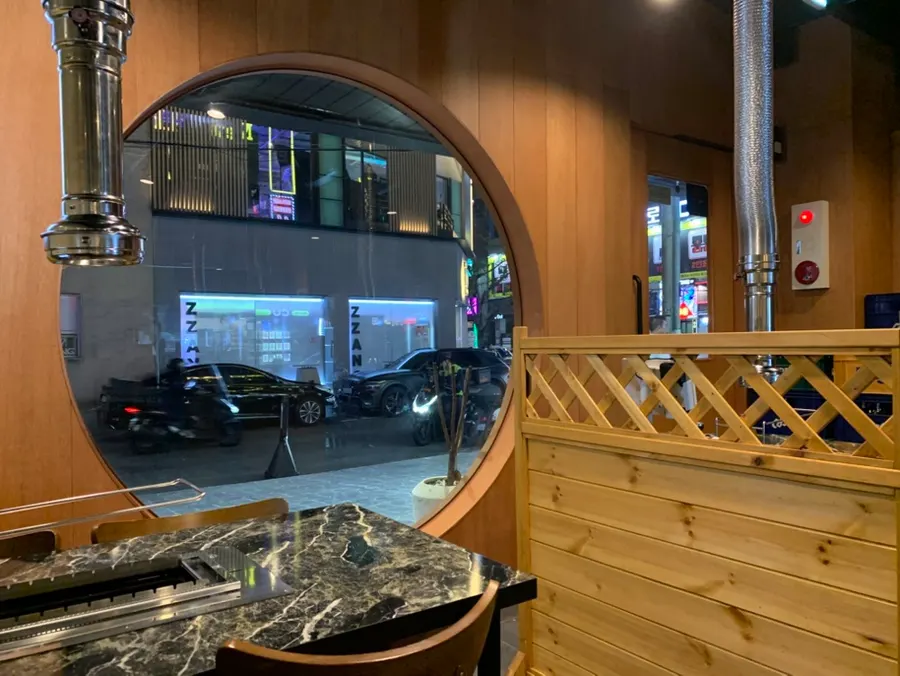 롯데백화점 뒤편 골목의 심야 꼬치 외관