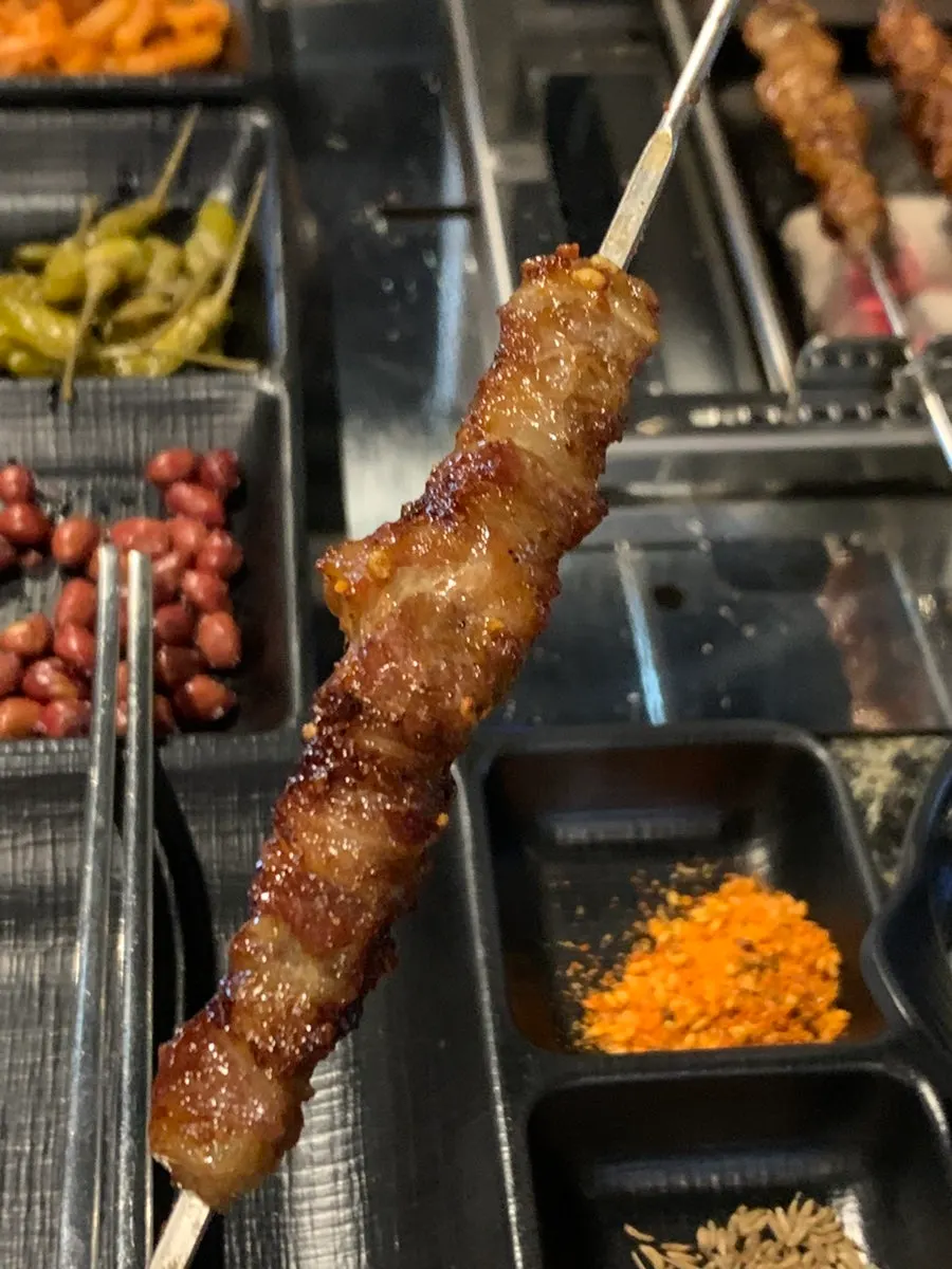 숯불에 노릇하게 익어가는 양갈비 꼬치