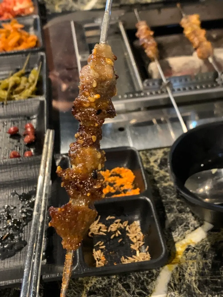 꼬치틀에서 구워지는 양삼겹