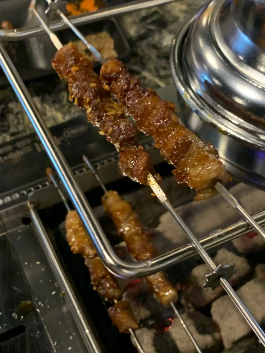 육질이 부드러운 양갈비 꼬치 한 입