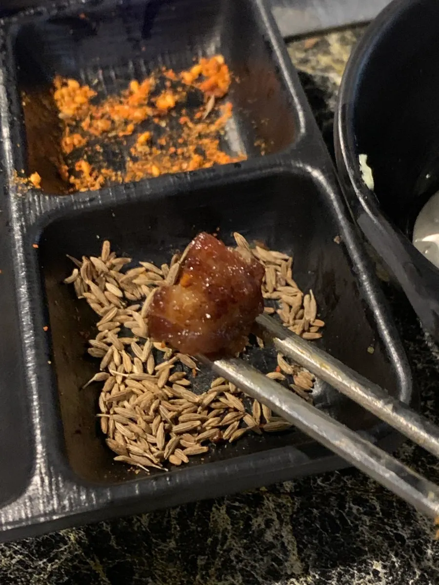 매운소스와 함께 낸 꼬치 접시