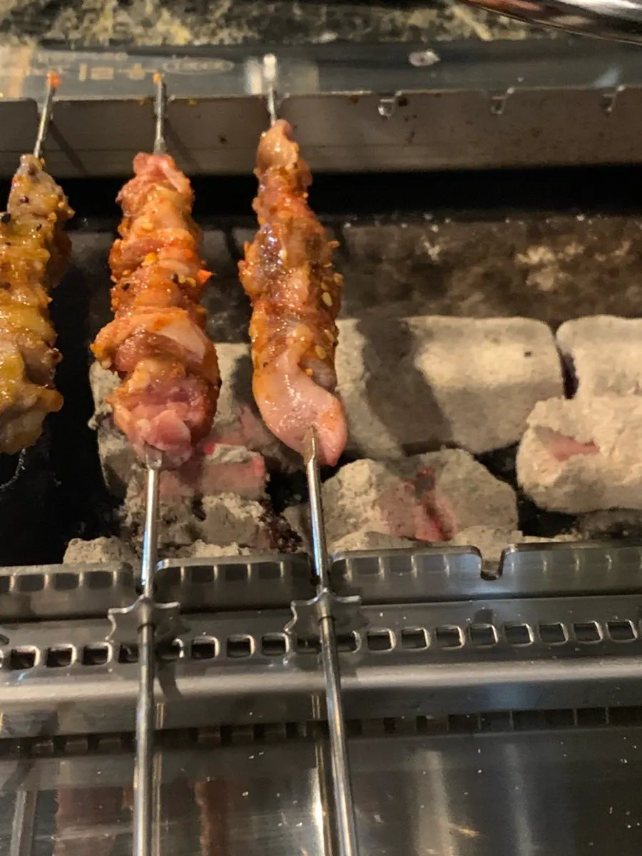 육즙 가득한 심야 꼬치 고기 접시