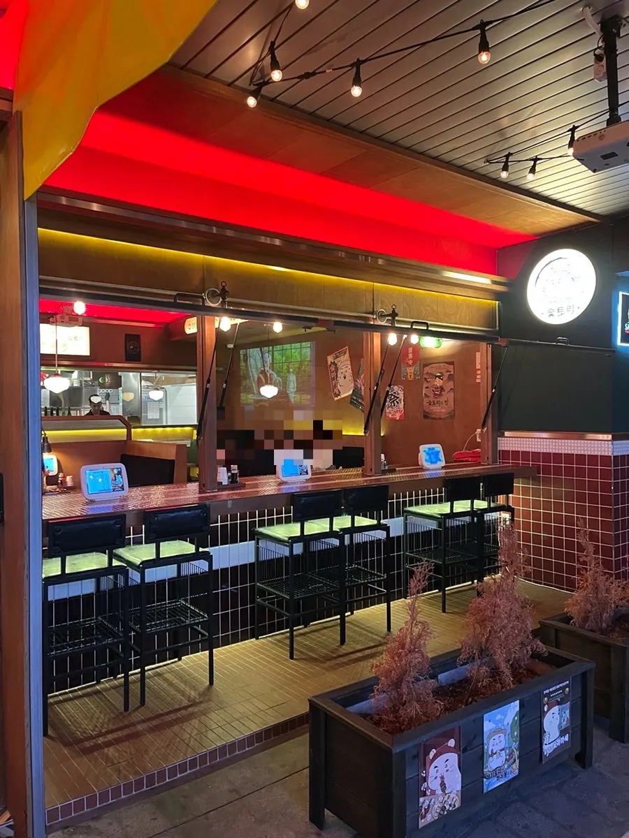 Open-air table area at Sut Tori