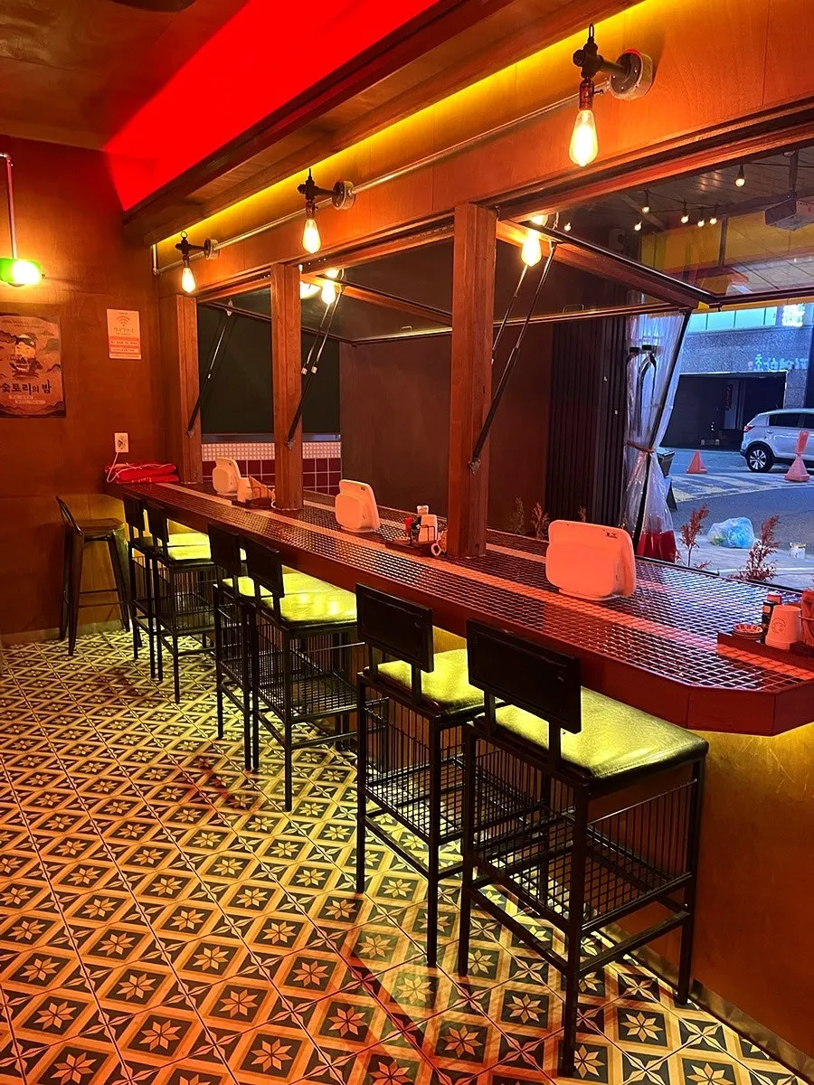 Tables connecting the indoor and outdoor spaces