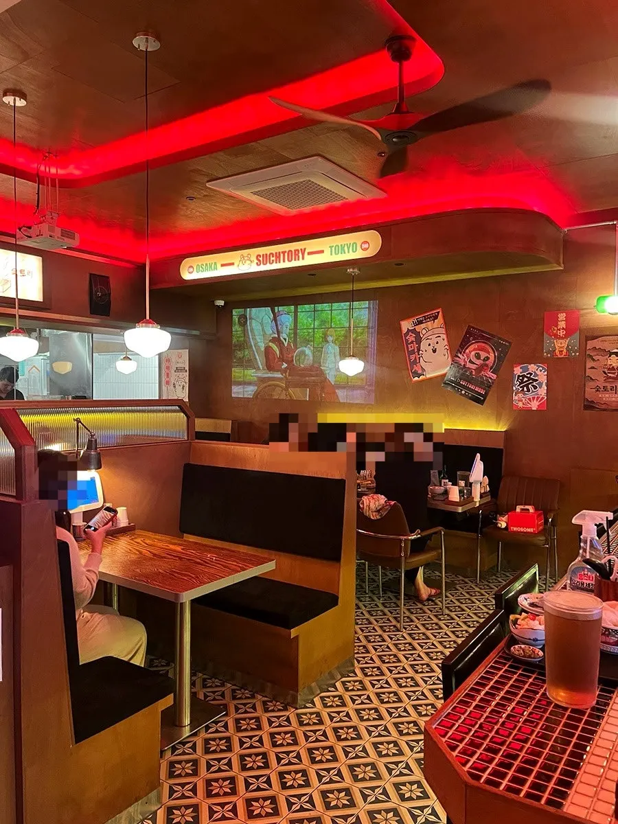 Spacious table seating at Sut Tori