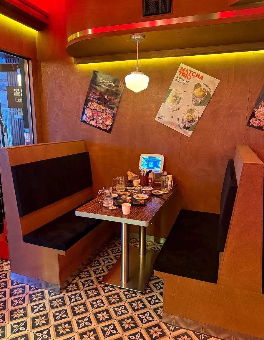 Comfortable interior of the izakaya
