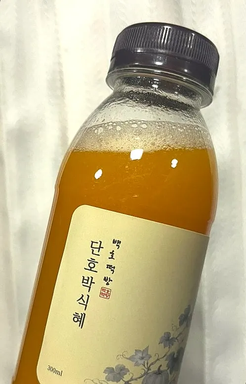 흑호떡과 함께 놓인 단호박식혜