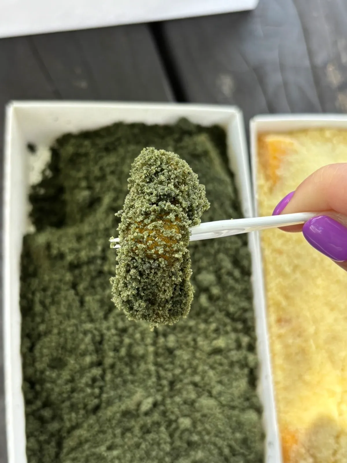 カステラのまぶし粉をまとった白虎餅の断面