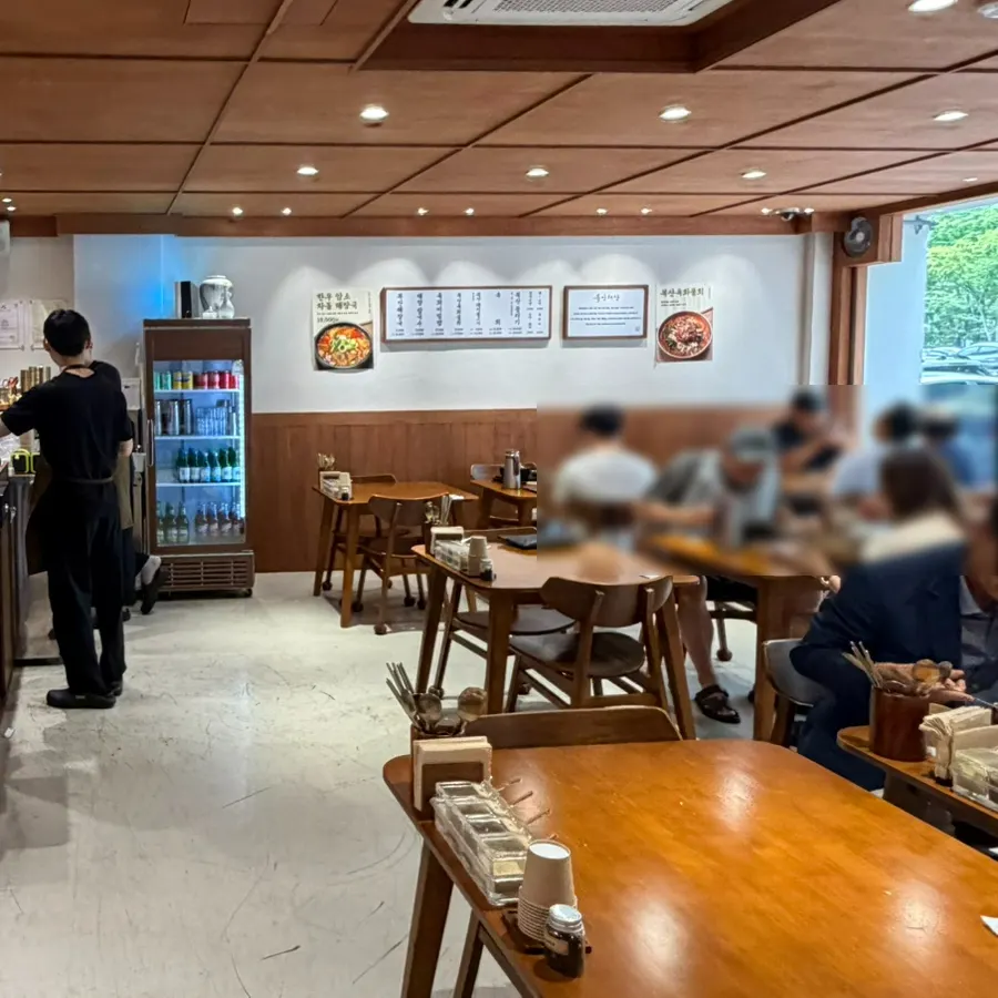 입구의 음식 사진 안내