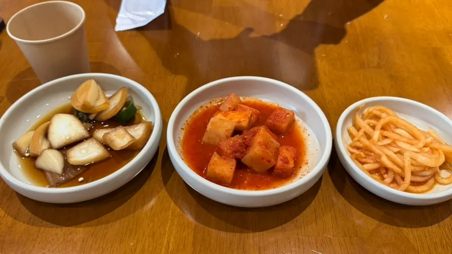 주문한 해장칼국수와 육회비빔밥