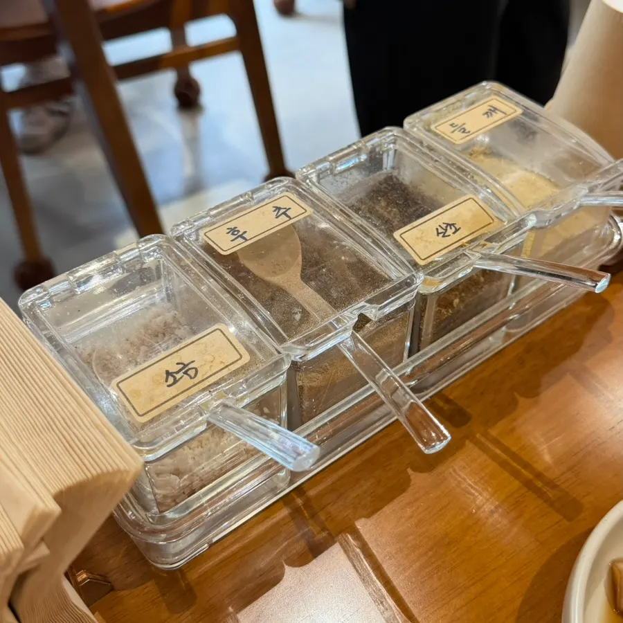 해장칼국수와 육회비빔밥 주문 메뉴