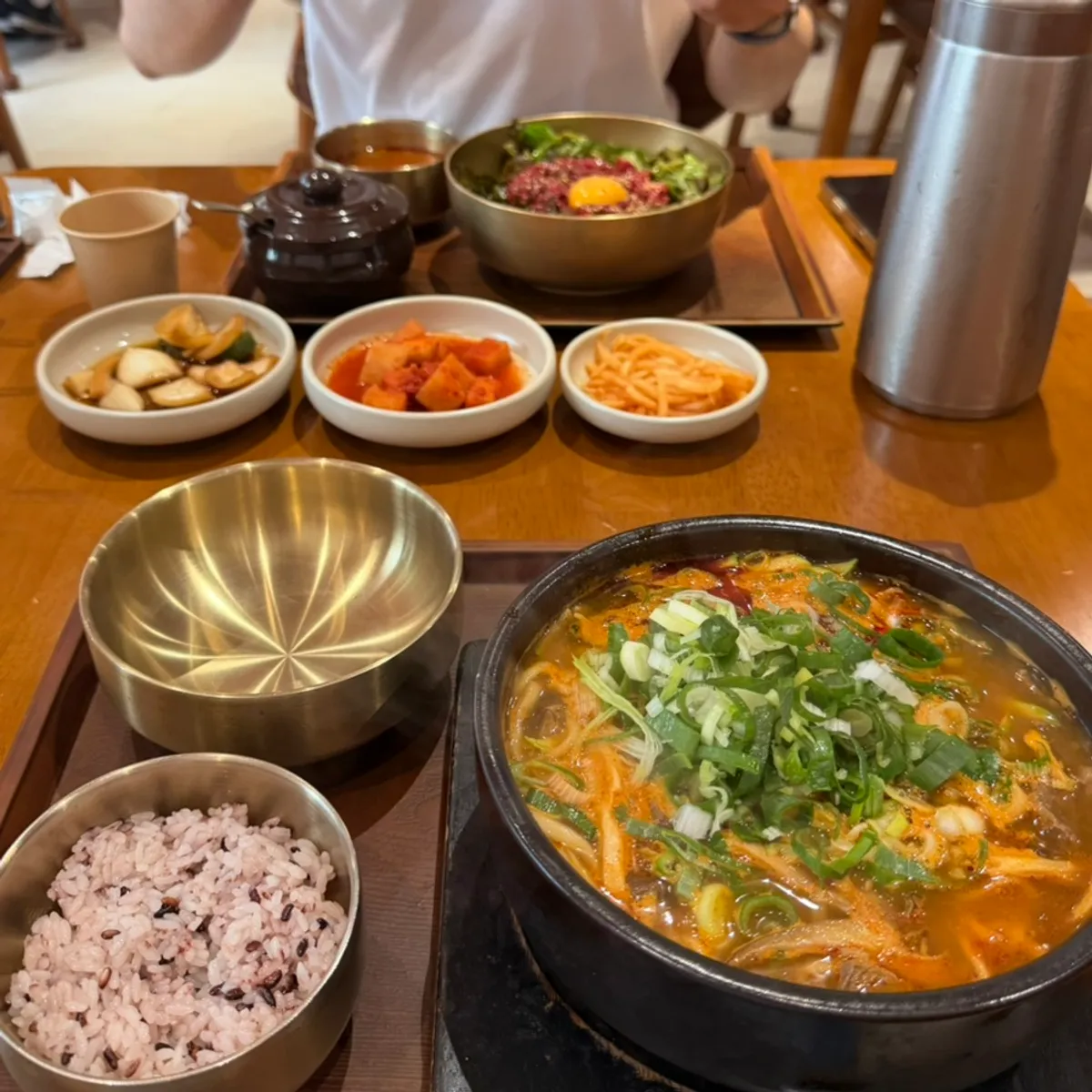 정갈하게 차려진 한상 메뉴