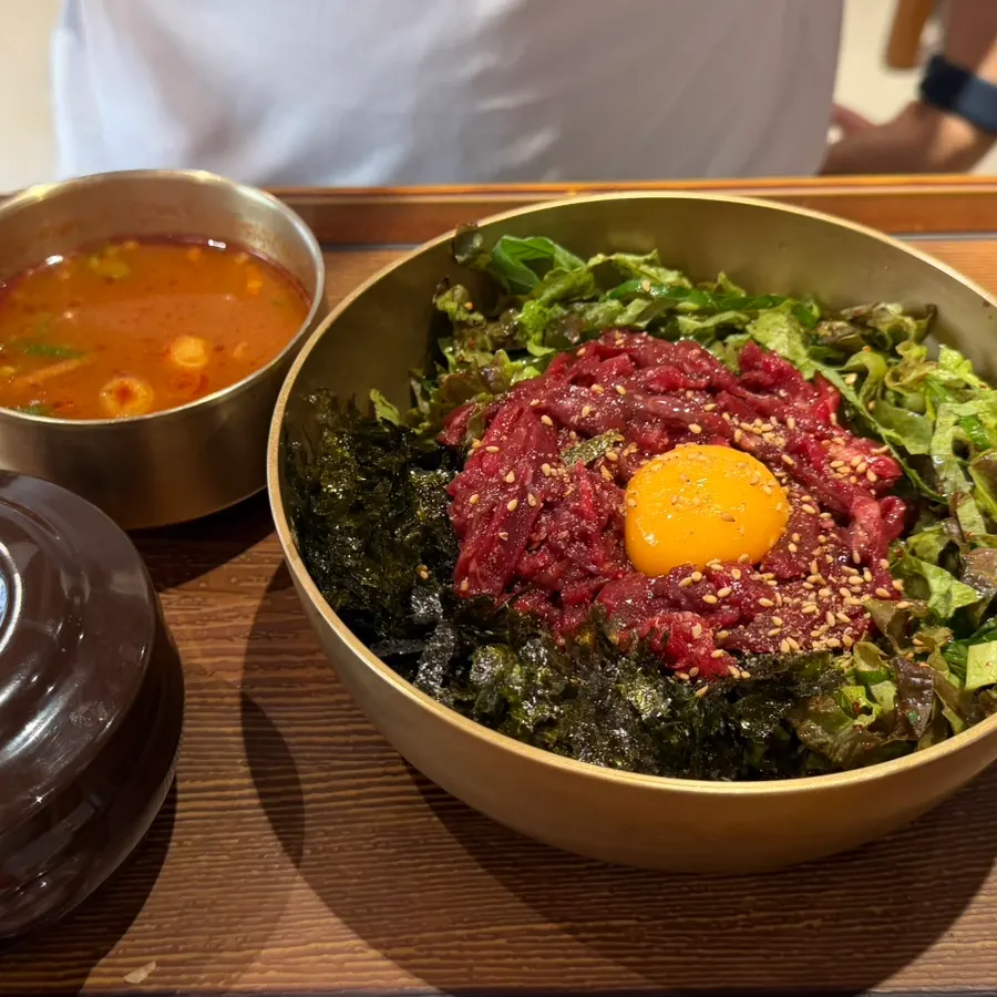 해장칼국수와 육회비빔밥 한상