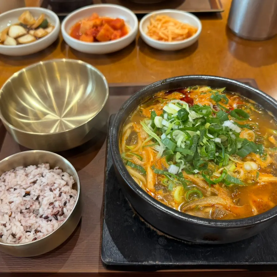 노른자를 섞어 먹는 육회비빔밥