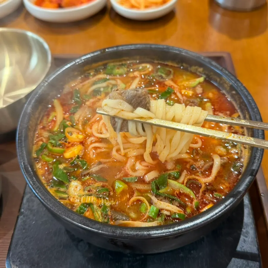 고기와 면이 든 해장칼국수