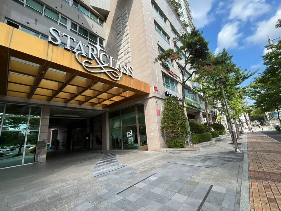 Elevator lobby after arriving on the 1st floor of the complex