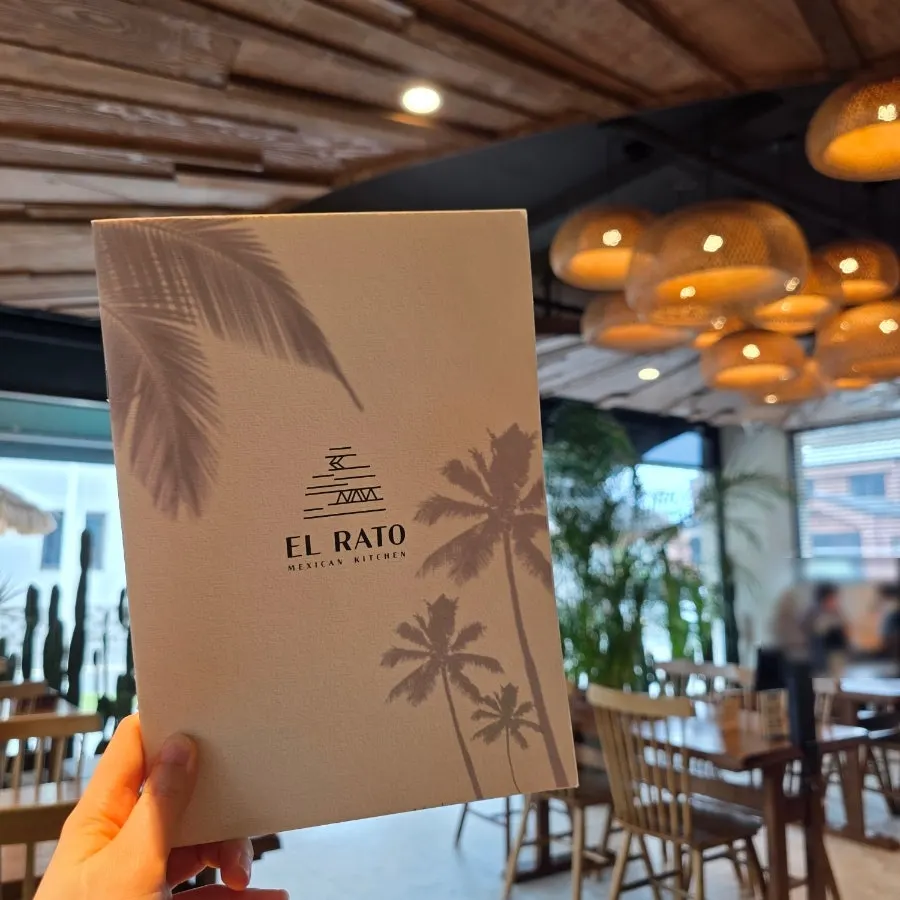 Tables and seating at Elato Ulsan Songjeong