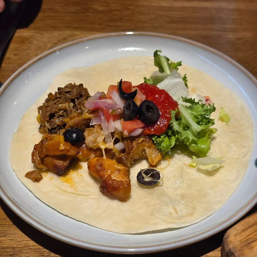 Various sauces served with the fajita