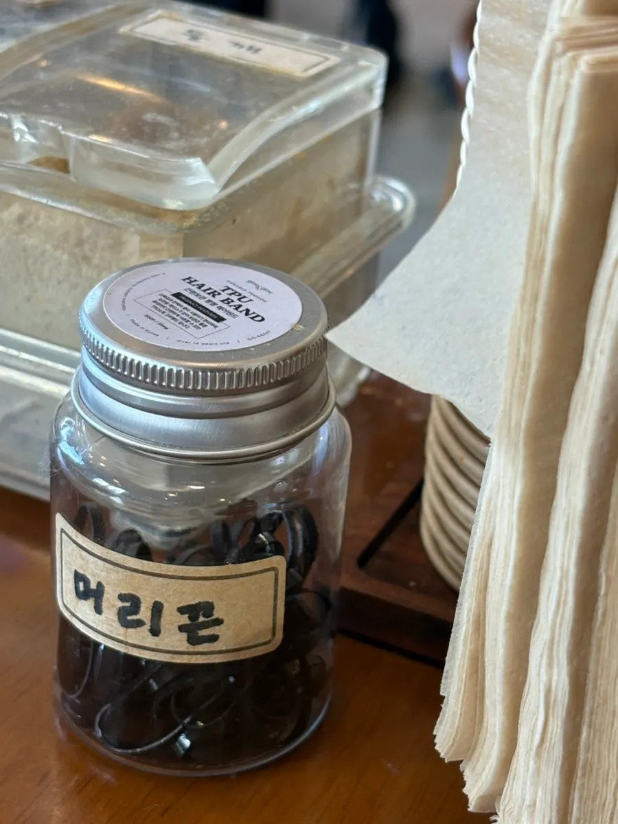 복산해장 테이블에 준비된 머리끈