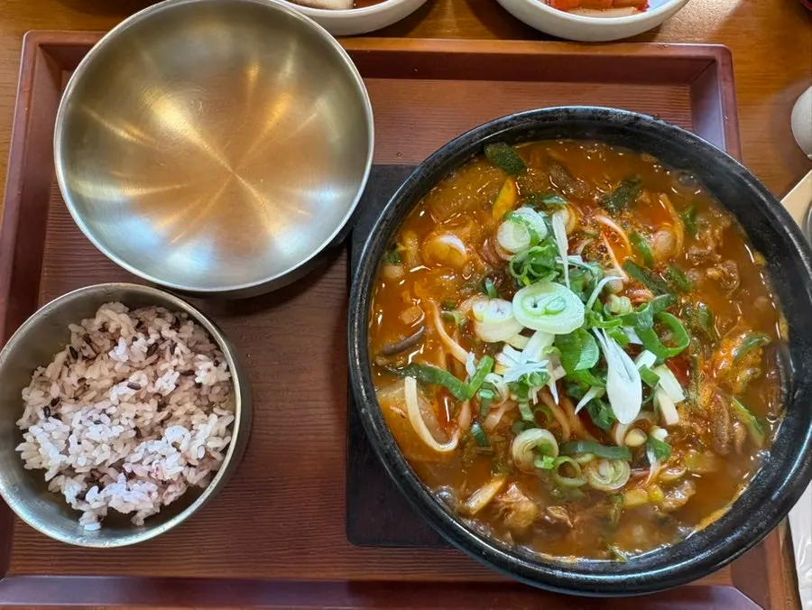 공기밥이 함께 나온 해장칼국수