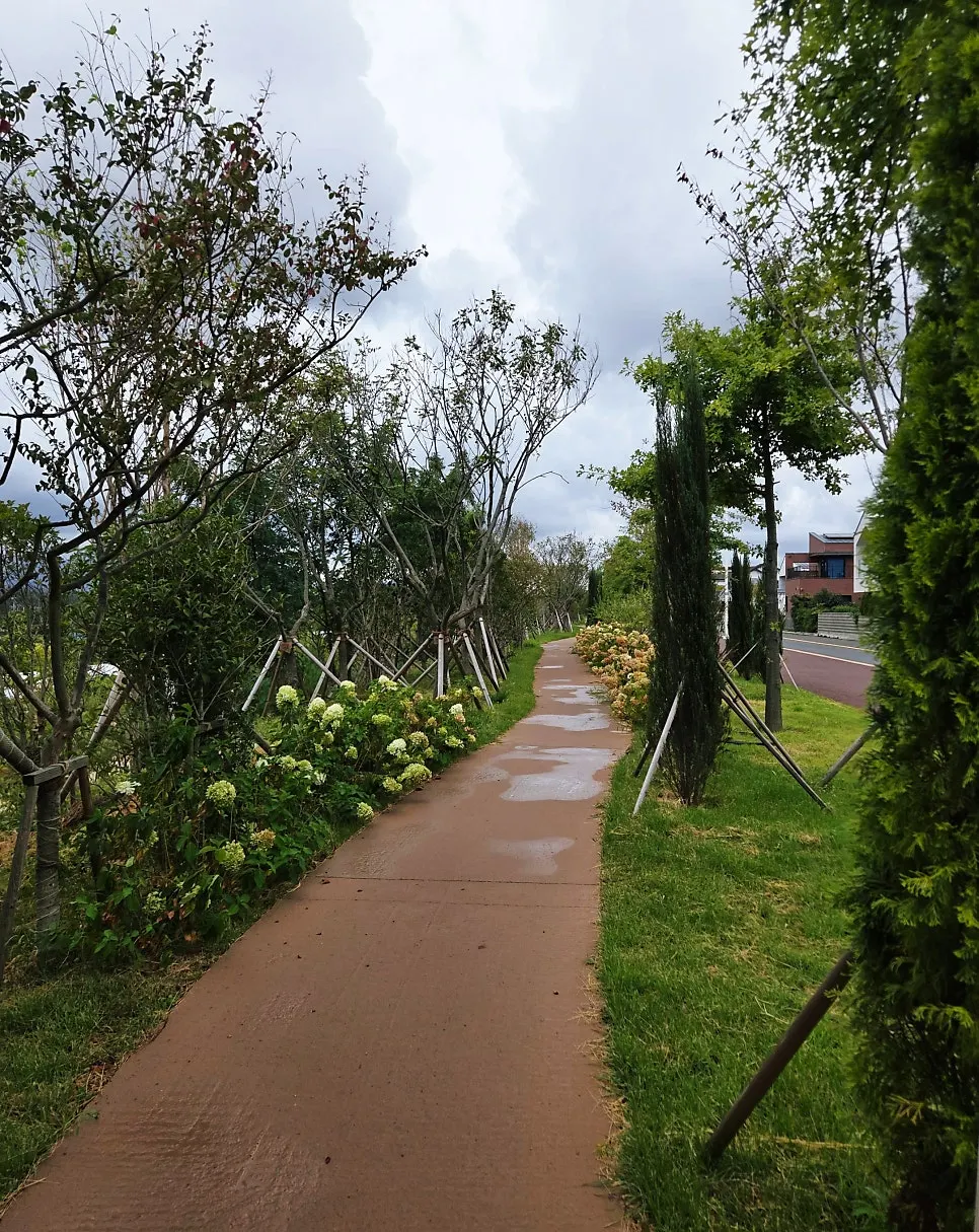 Walking path near Boksan Haejang in Songjeong-dong