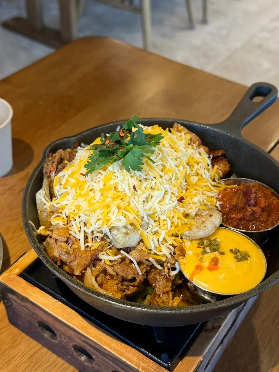 또띠아에 고기와 야채, 수제 살사를 올린 모습