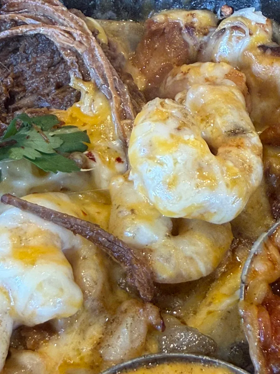 치즈가 올라간 파히타 고기 구성
