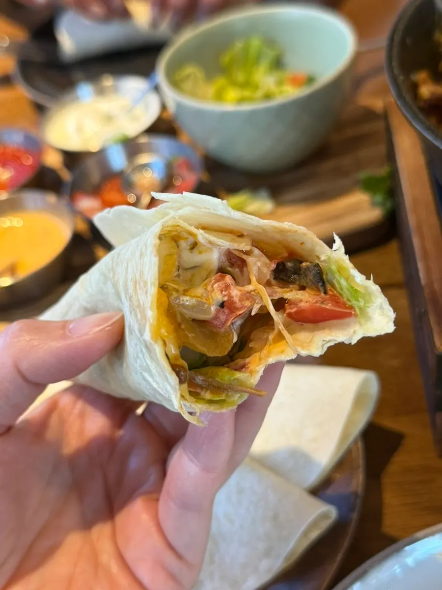 반으로 찢어 싼 또띠아 한입 파히타