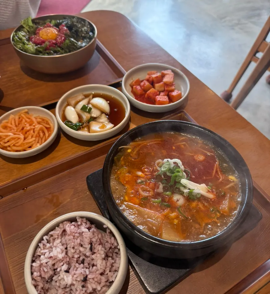 摆好的韩牛国饭与生拌牛肉拌饭