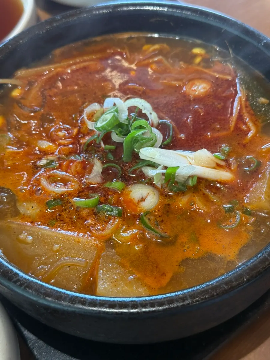 冒着热气的韩牛国饭汤底特写