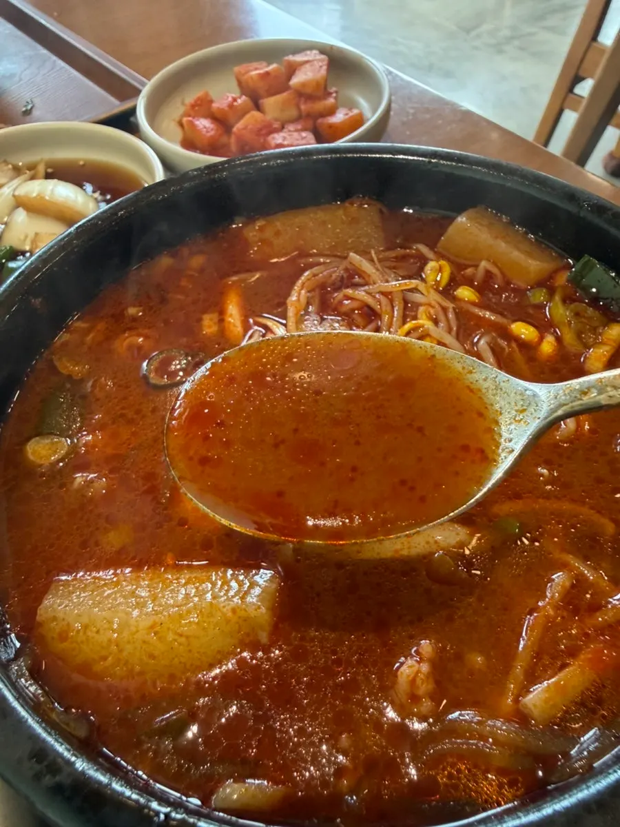 用勺子舀起的韩牛国饭配料