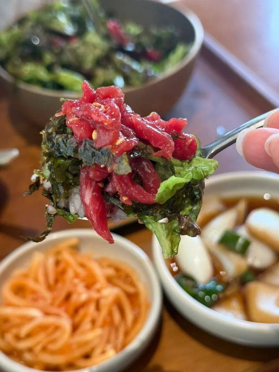 用辣椒酱拌匀的生拌牛肉拌饭