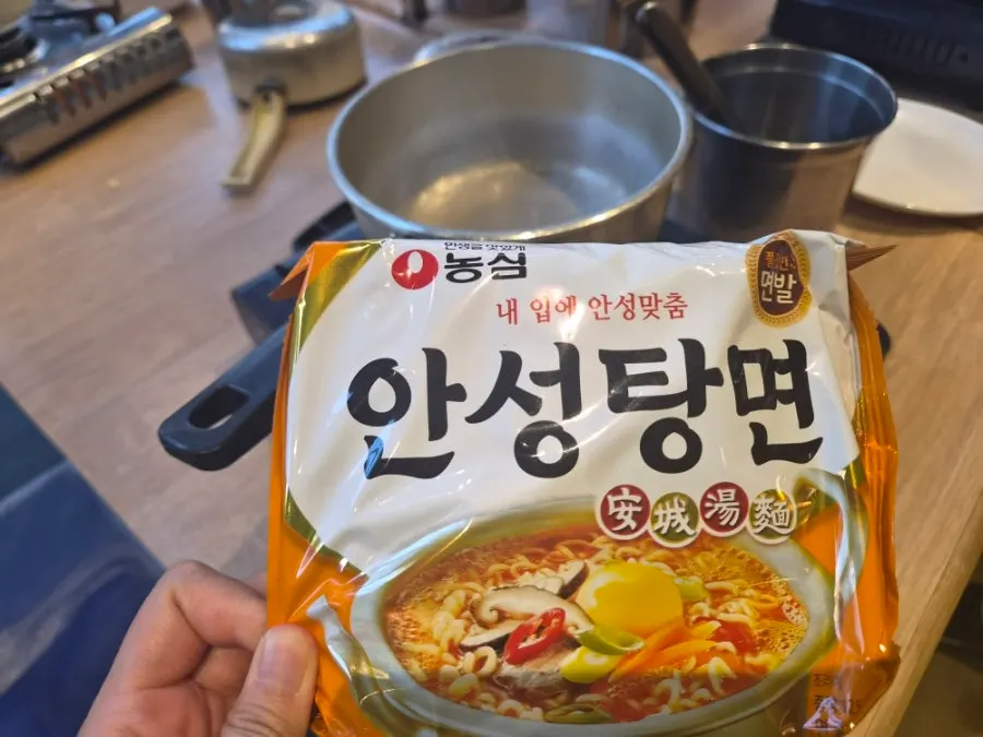Bar layan diri dengan pelbagai jenis ramyeon