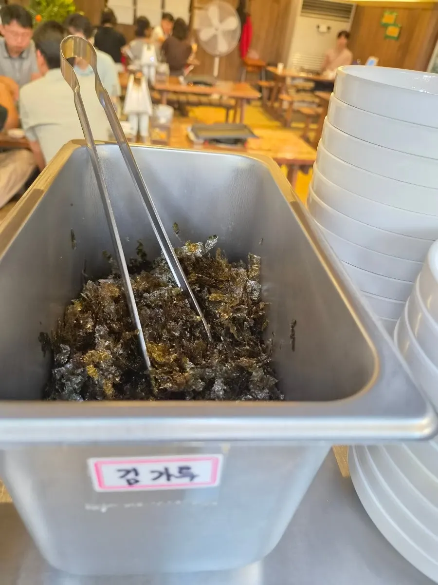 Bar layan diri sayur ssam dan lauk iringan