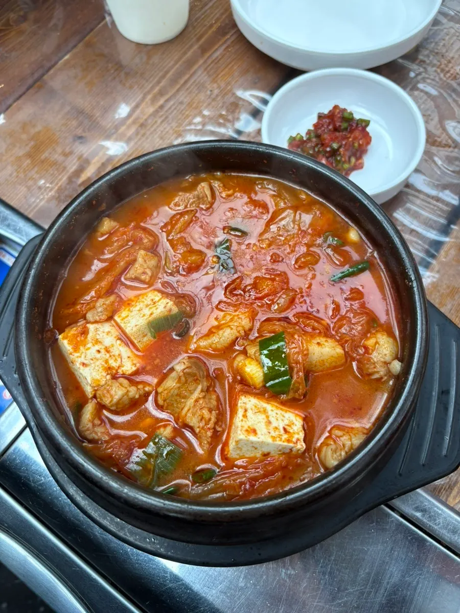 โกซารี กิมชี และถั่วงอกปรุงรสสำหรับกินคู่เนื้อ