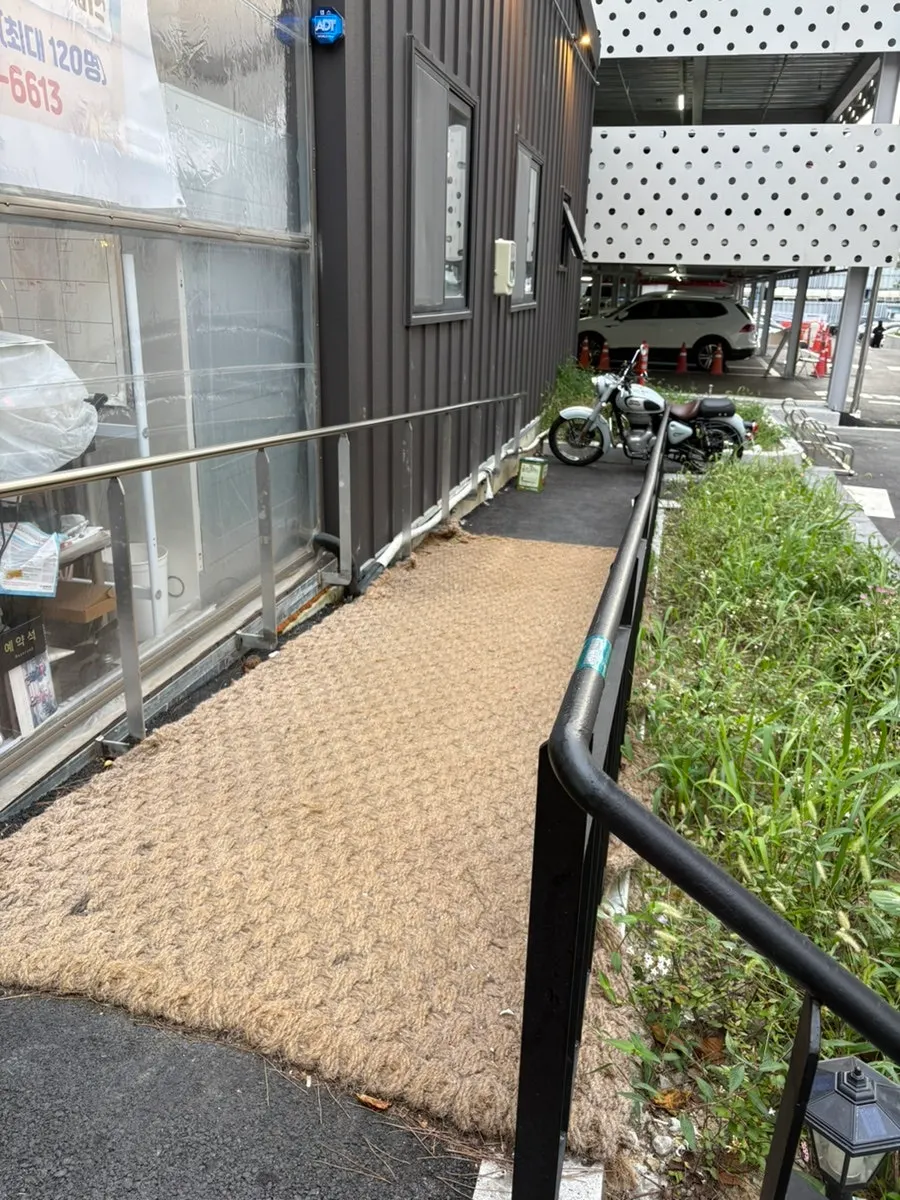 ทางลาดในร้านสำหรับรถเข็นเด็ก