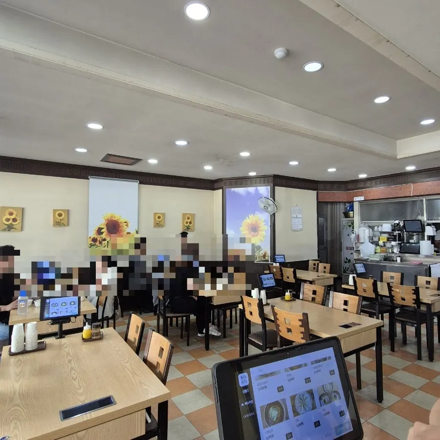 넓고 깔끔한 삼삼밀면 본점 실내