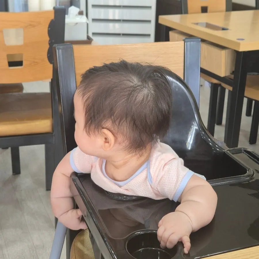 입구 쪽 아기의자가 있는 매장