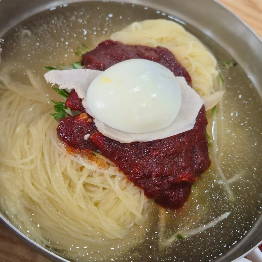 살얼음이 올라간 물밀면 곱빼기