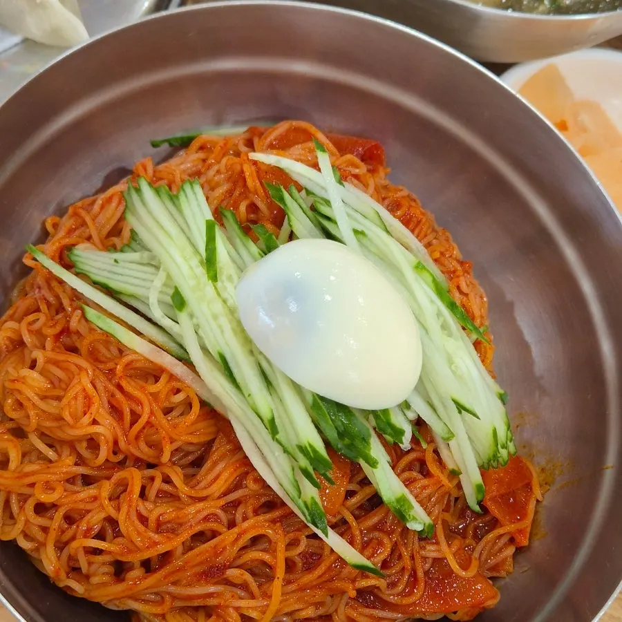 오이가 넉넉히 들어간 비빔밀면