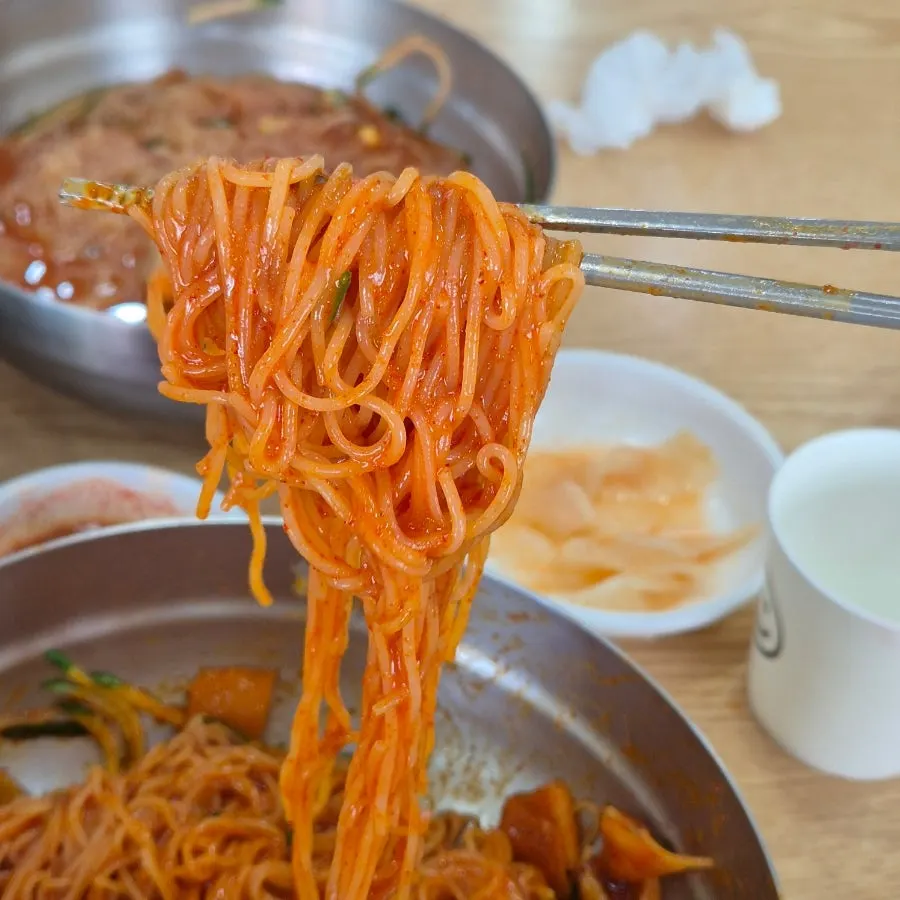 양념에 비벼진 오이 비빔밀면