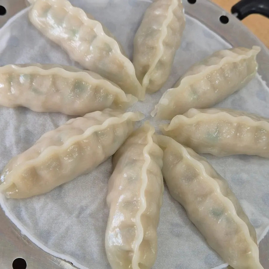 밀면과 곁들인 고기소 만두